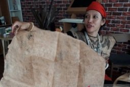 Nyai Kundan, perempuan pembuat pakaian kulit kayu