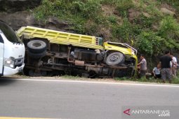 Truk bermuatan semen terbalik di Tomilito-Gorontalo Utara
