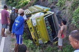 Truk bermuatan semen terbalik di Desa Jembatan Merah