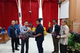 Ketua DPRD terima cinderamata dari program KPR