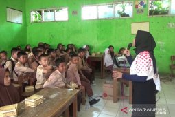 Jamkrindo mengenalkan gaya hidup ramah lingkungan kepada pelajar SD