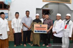 Gubernur Babel Serahkan Bantuan Hibah Untuk Masjid dan Yayasan di Belitung