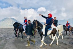 Gubernur Khofifah berkuda di kawasan pasir berbisik Bromo