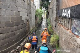 Tim SAR Bandung turunkan tiga tim lanjutkan cari dua anak yang hanyut di sungai
