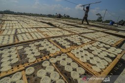 Produksi kerupuk terkendala cuaca
