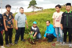 KNPI Tapsel tanami Tor Simago-mago dengan ribuan pohon