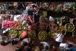 Aktivitas pasar tradisional jelang Galungan