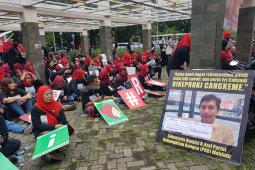 Ratusan emak-emak pendukung Eri Cahyadi demo di Bawaslu Surabaya