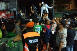 Polisi kawal pemulangan suporter Persebaya dan Arema