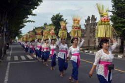 Tradisi Mapeed Hari Raya Galungan