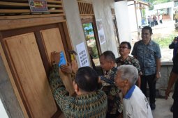 Bupati Sekadau serahkan BSPS kepada 418 kepala keluarga