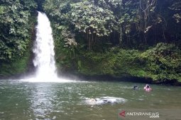 Menikmati air terjun Sengkuang yang masih asri