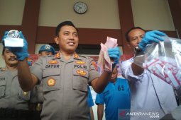 Mengaku bisa gandakan uang, dukun dan istri mudanya diringkus polisi (Video)