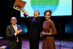 Raja Belanda dihadiahi "ulos", kain tenun khas Batak