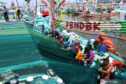 Nelayan manfaatkan libur melaut