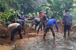 Sempat terputus akibat longsor, Jalan Babakan Karet-Cianjur sudah dapat dilalui kendaraan