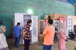 Disperin Samarinda kunjungi usaha es batu kristal dan furniture