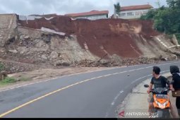 Polisi: Longsor di Limbangan tak ganggu lalu lintas Jalan Bandung-Garut