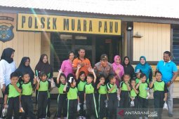 Polsek Muara Pahu ajak anak TK kenal akrab polisi