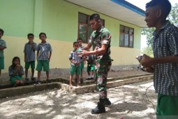 TNI mengajak anak-anak perbatasan pertahankan permainan tradisional