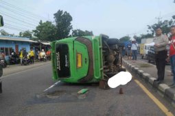 Angkutan elf terguling di Cirebon seorang tewas