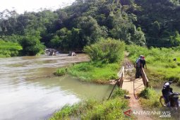 Tim Basarnas dan BPBD Cianjur lakukan metode sisir sungai cari balita terhanyut