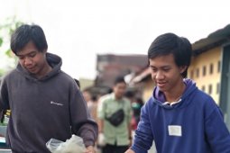 Komunitas peduli lingkungan bersihkan sampah di Sungai Kapuas Pontianak