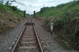 Bahayakan perjalanan KA, tumpukan batu ditemukan di tengah rel wilayah Daop Jember
