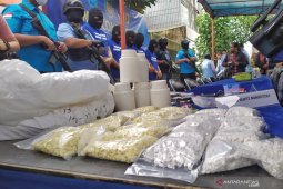 Sebuah rumah di Bandung digeledah jadi tempat bikin pil carisoprodol