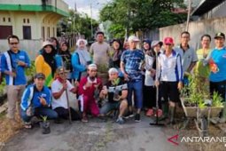 Karang Taruna Bhakti Mulya Desa Harapan Pemangkat lakukan penghijauan
