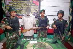 Mantan simpatisan kelompok OPM serahkan senpi kepada prajurit TNI