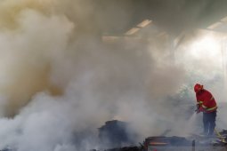 Gudang tua bekas kilang kayu di Sinaksak Simalungun terbakar