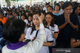 Ratusan umat Katolik Misa perdana di Gereja Katolik Desa Maboh Permai