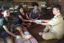 Pemkab Sekadau santuni Albina Kanisen siswi SMPK penderita tumor