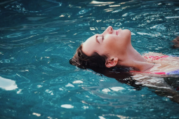 Tidak mungkin perempuan hamil saat berenang di kolam