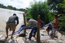 Takut jebol, Warga Karawang "patroli" pantau kondisi tanggul Sungai Citarum