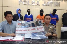 Polda Jatim bekuk tiga pelaku pembobolan kartu kredit