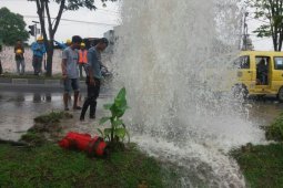 Fire Hydran milik PDAM Tirtanadi ditabrak truk mengakibatkan terganggu pengisian Booster