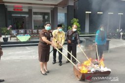 Kejari Rejang Lebong musnahkan puluhan barang bukti tindak kejahatan