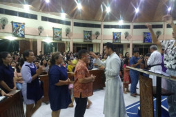 Wakil Bupati Sekadau Aloysius dan isteri terima abu di keningnya