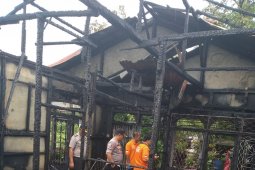 Diduga aliran listrik haguskan rumah warga di Parit Baru