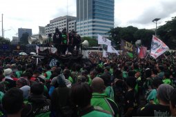 Tuntut izin angkut penumpang, ribuan ojol demo di Pemkot Bandung