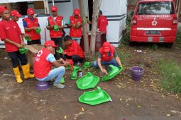 PMI melatih relawan Sibat Lombok Utara membuat kloset
