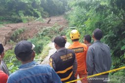 Longsor di Tasikmalaya timbun seorang warga