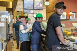Dompet Dhuafa distributes food among homeless people in US