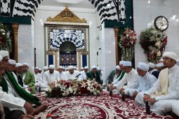 Dua putra Guru Sekumpul pimpin haul