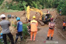Petugas lanjutkan pencarian warga tertimbun longsor di Cisayong Tasikmalaya