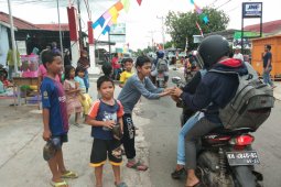 Anak-anak gembira bagikan makanan