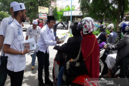 Satresnarkoba Banjarmasin bagikan brosur bahaya narkoba ke Jamaah Haul Guru Sekumpul