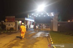 Petugas gabungan bersiaga di pintu masuk Pelabuhan PLTU Sumuradem